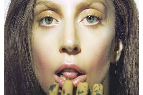 Η Lady Gaga τα πέταξε όλα!