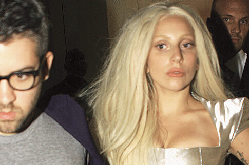 H Lady Gaga «τιτιβίζει» με την τρέλα
