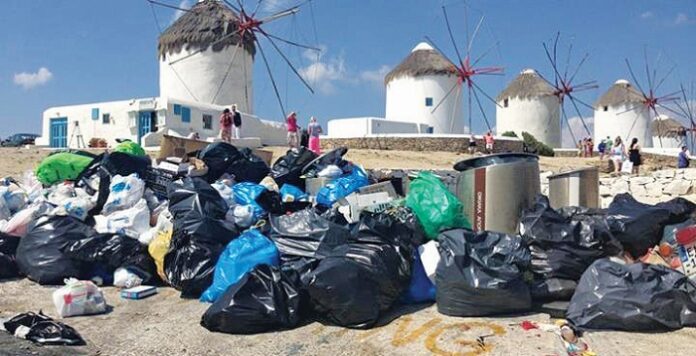 Η Μύκονος «πνίγεται» μέσα σε σκουπίδια και... φοροδιαφυγή