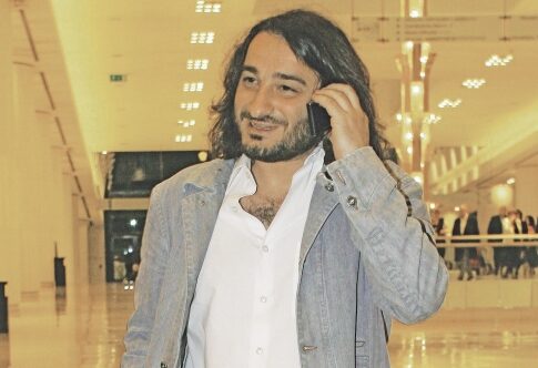 Ενας άδηλος στιχουργός με... καρδιά!