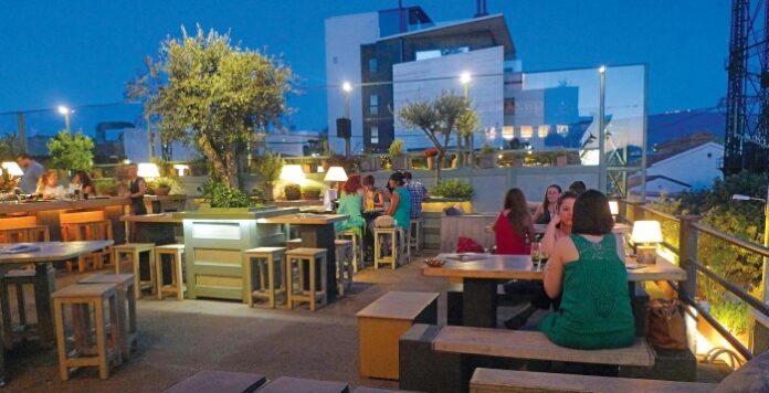 Απόδραση με... cocktails στα «κάμπριο» μπαρ της Αθήνας!