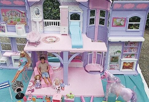 Μεγαλύτερο και πιο ροζ το σπίτι της Barbie