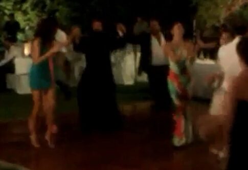 Παπάς έσυρε τον χορό στο «Δεν σου κάνω τον άγιο»!