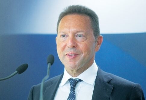 Προκαλεί στη Βουλή με φράσεις του Λένιν ο Γιάννης Στουρνάρας