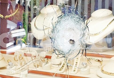 Χτύπησαν κοσμηματοπωλείο, αλλά έφυγαν με άδεια χέρια
