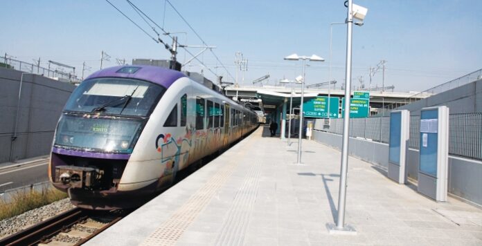 Εβαλε την κόρη του να οδηγεί το τρένο
