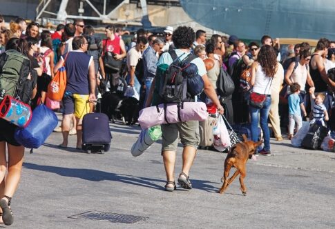 Αρον-άρον εγκαταλείπουν και οι τελευταίοι παραθεριστές την πρωτεύουσα