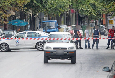 Πανικός στη Θεσσαλονίκη από δύο χειροβομβίδες σε δίκυκλο και αυτοκίνητο