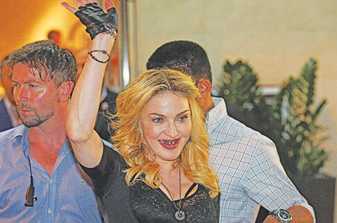 Χαμόγελο από χρυσάφι για τη (sexy) Μαντόνα!