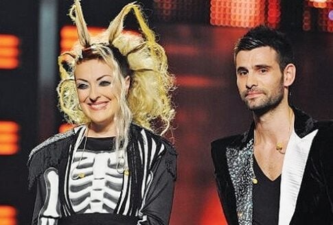 Αφησε το μικρόφωνο και αρχίζει το «Dancing»