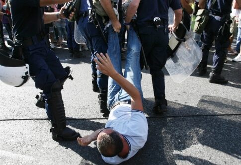 Απεργιακό μέτωπο με διαδηλώσεις και ξύλο