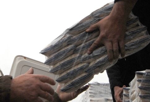 Στην ουρά 800.000 για δωρεάν τρόφιμα
