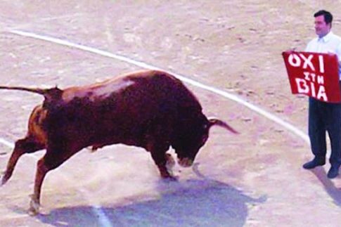 Ο... matador Καμίνης στην αρένα με τον ταύρο