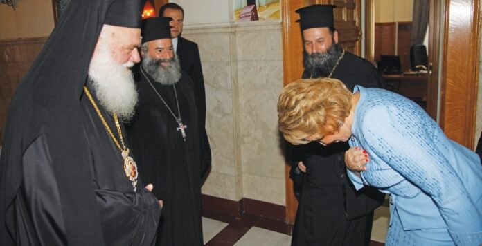 Με βαθιά υπόκλιση στον Αρχιεπίσκοπο!