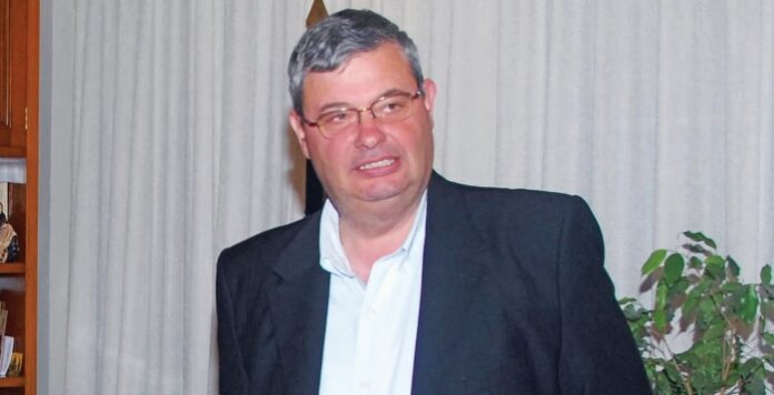 Με πέτρες και ξύλα κατά περιφερειάρχη