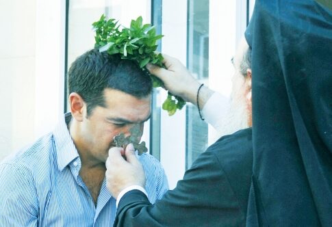 Ο ιερέας... στρίμωξε με τον σταυρό τον Αλέξη Τσίπρα σε σχολείο της Νέας Ιωνίας
