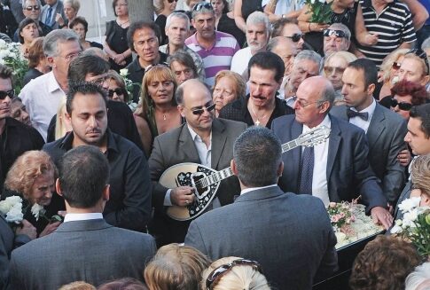 «Αντίο» στην Πάνου με πενιές από τα «Κόκκινα Φανάρια»