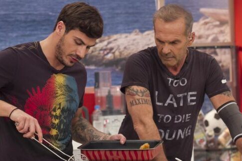 Μάχη με... σκούπες και με κουτάλες