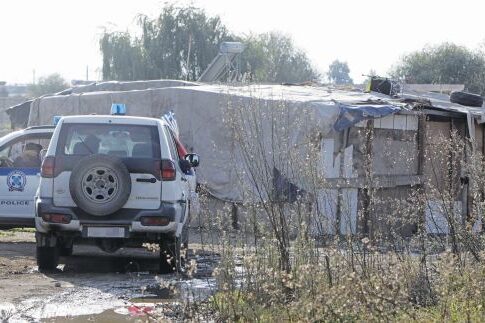 Θρίλερ με κοριτσάκι «αιχμάλωτο» των Ρομά