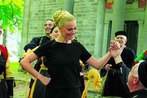 Η (ωραία) Ζέτα ντύθηκε...Κυρά Φροσύνη!