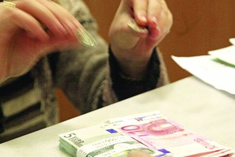 Επιασαν την προϊσταμένη της εφορίας με φακελάκι