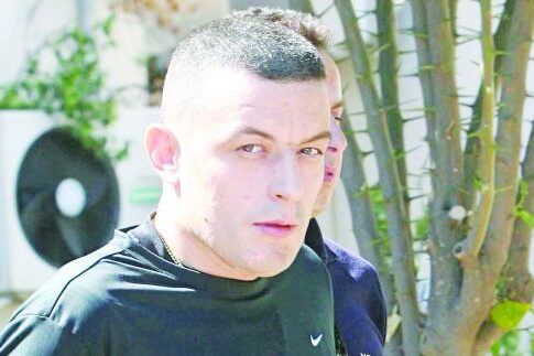 Χειροπέδες στο δεξί χέρι του Α. Ριζάι