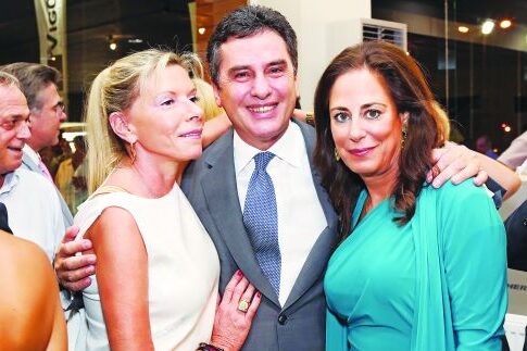 «Επιχειρείν» με ευχές και cocktail party