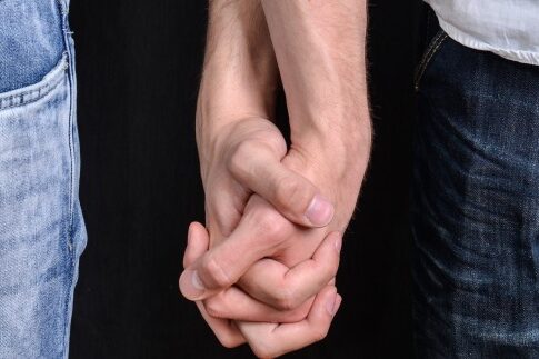 Το gay σύμφωνο προκαλεί τριγμούς