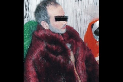 Αποδιοπομπαίος διάκος με στρας, γούνα και γόβες