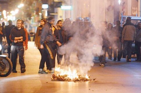 Αστυνομικός στα... σαγόνια άγριου σκύλου
