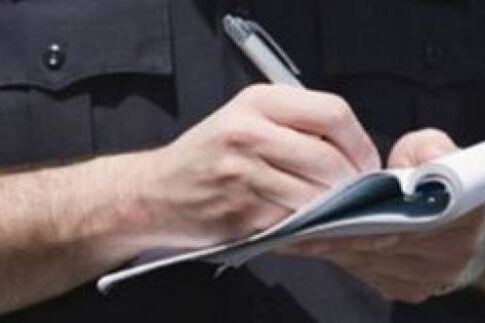 Ανεργη μητέρα κρατείται για δύο κλήσεις της Τροχαίας
