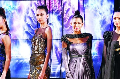 Αγριες πολεμίστριες, Bollywood και η λάμψη του χρυσού