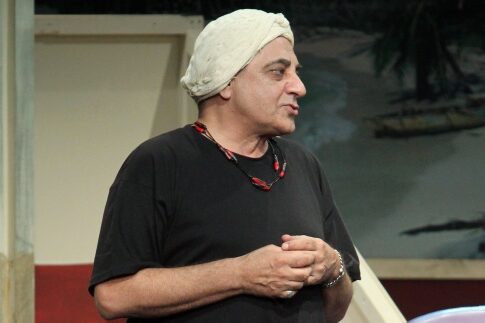 Ο Αντώνης Καφετζόπουλος γκέι... πανκ με φακιόλι και κιμονό