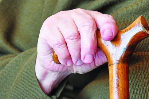 «Εβαλε» στο χέρι τον εύπορο παππού