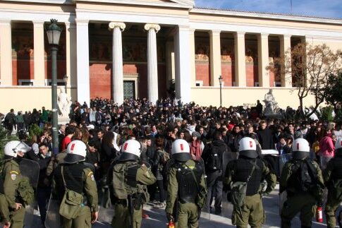 Πετροπόλεμος και χημικά στην πορεία για τον Αλέξη Γρηγορόπουλο