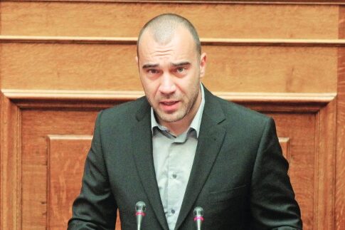 Χρυσαυγίτης βουλευτής κομπάρσος στους «Δύο ξένους»