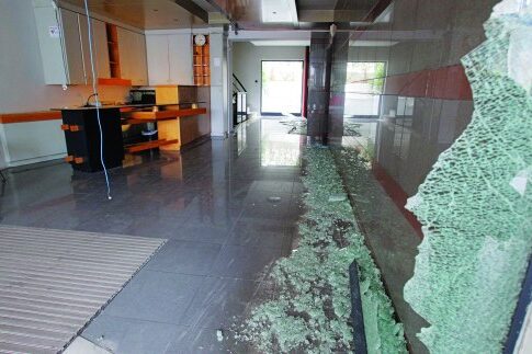 Γκρέμισε την τζαμαρία με το ΙΧ του στη συνεδρίαση για το τζαμί