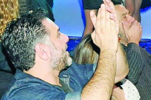 Ο «Αρνι» άφησε την πεθερά στο σπίτι και γλέντησε με την Κατερίνα στα μπουζούκια