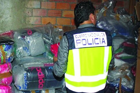 Εκατό παρά μία οι συλλήψεις για τις επώνυμες «μαϊμούδες»