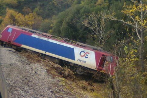 Δύο αγελάδες έριξαν έξω το Intercity!