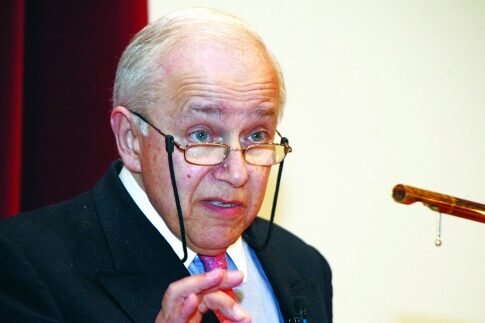 Βασίλειος Μαρκεζίνης: Είμαστε πολύ κοντά στην κατάρρευση