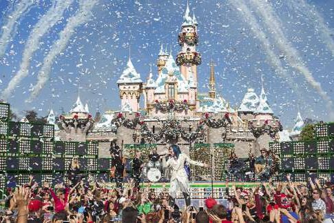 Disneyland γεμάτη στολίδια