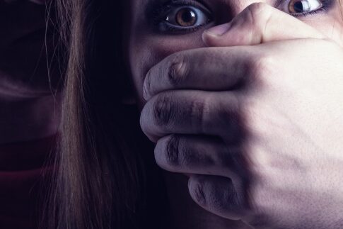 Οι βιασμοί μεταξύ εφήβων έγιναν «μόδα» στη Σουηδία