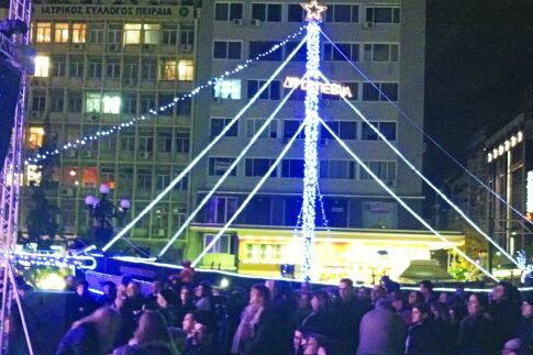 Το καράβι φωταγωγήθηκε και δίνει λάμψη σε όλο τον Πειραιά