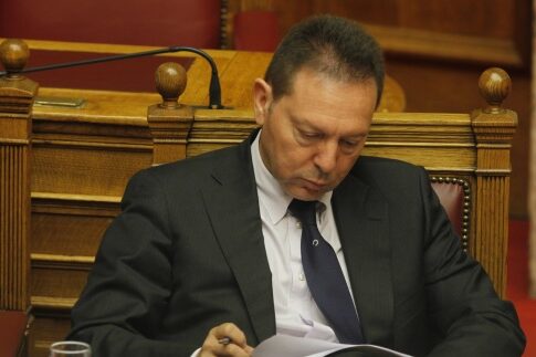Σιγοκαίει η οργή κατά Στουρνάρα