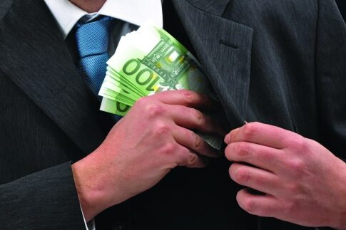 Ποινική δίωξη σε οκτώ υπαλλήλους για άπατη με λεία πάνω από 150.000 ευρώ