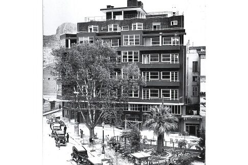 Μπλε πολυκατοικία ετών 80!