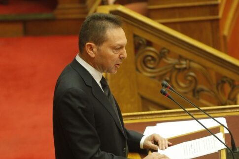 Οργισμένοι «γαλάζιοι» περιμένουν τον Γιάννη Στουρνάρα στη Βουλή