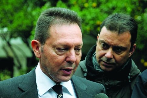 Εστησαν στον τοίχο Στουρνάρα - Χατζηδάκη