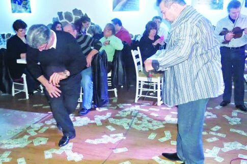 Στο πάτωμα τα δολάρια για την «Πιτσιρίκα» του